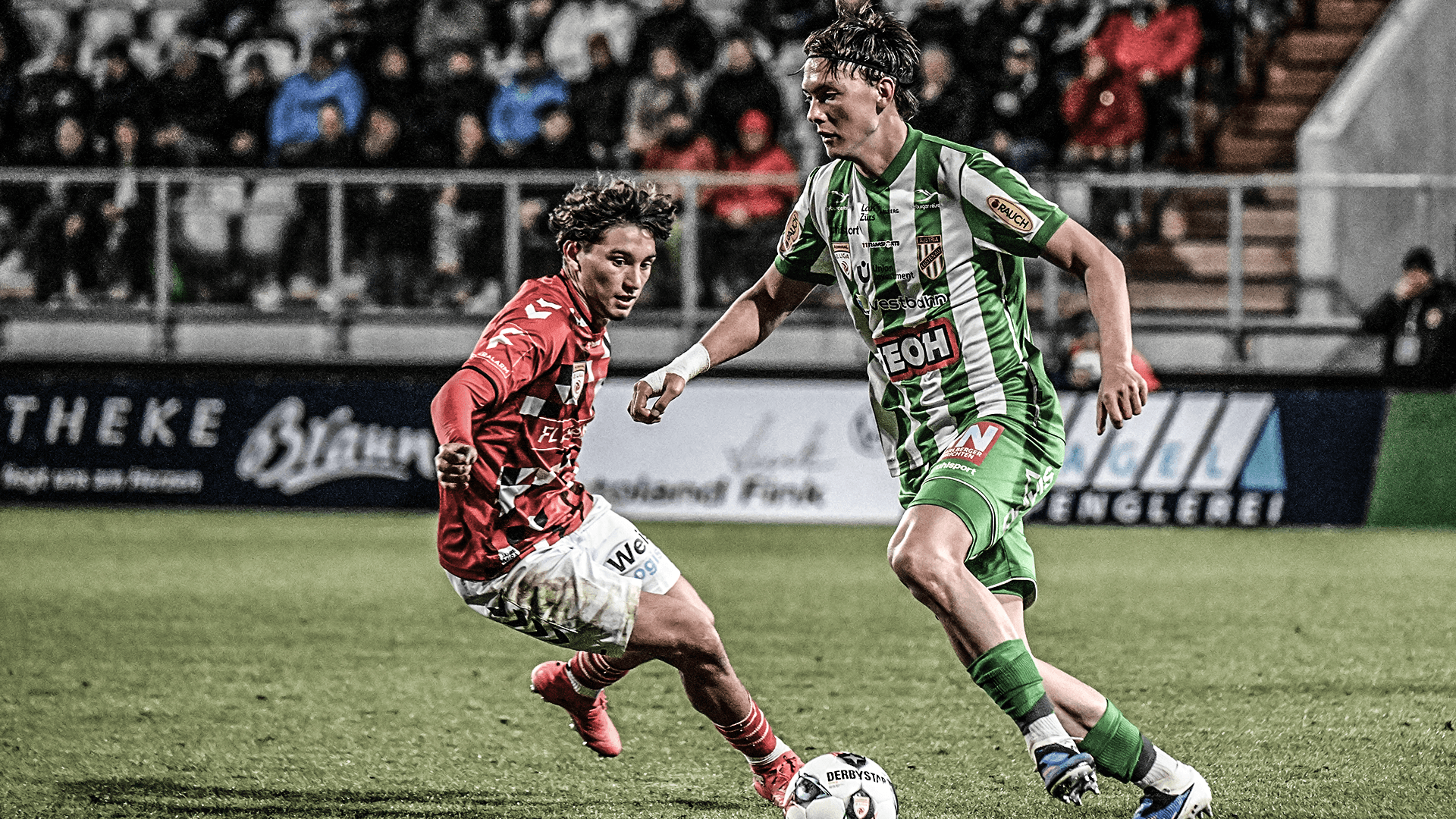 Admira und Lustenau-Spieler im Zweikampf