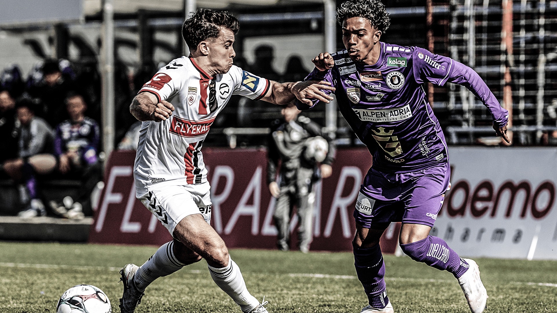 Admira-Spieler und Klagenfurt Spieler im zweikampf