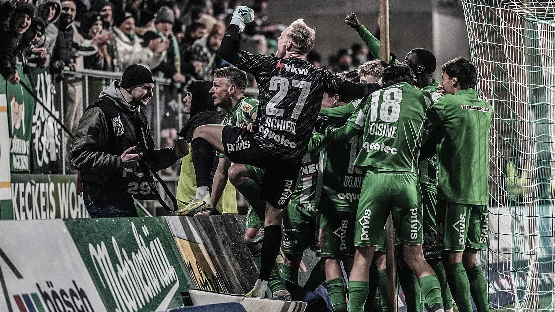 Austria Lustenaus Mannschaft jubelt